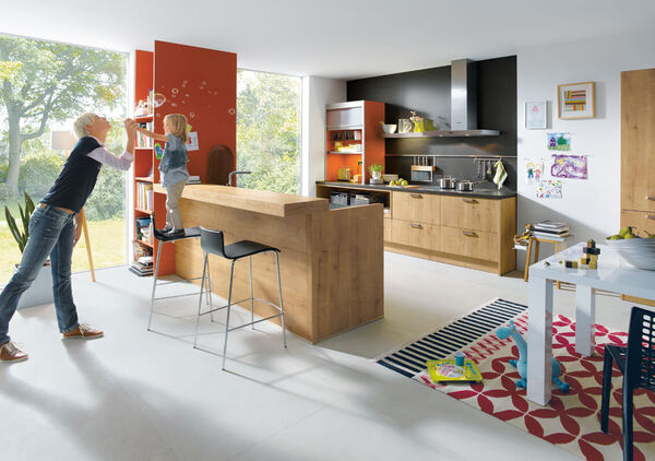 Moderne Familienküche mit Holzmöbeln, Kind spielt mit Mutter, helle und freundliche Atmosphäre.