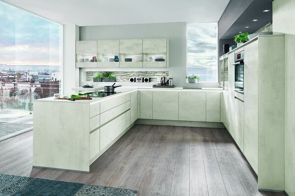Moderne Einbauküche in U-Form mit hellen Fronten, Kochinsel und großen Fenstern.
