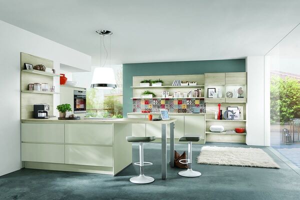 Moderne offene Küche mit Kochinsel, Barhockern, Regalen und viel Tageslicht.