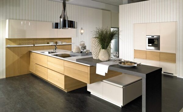 Moderne Designküche mit Holzfronten, Kochinsel, Einbauofen und stilvoller Dekoration.