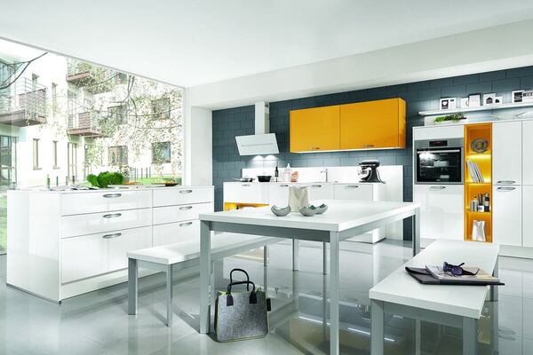 Moderne Küche mit weißen Hochglanzmöbeln, gelben Akzenten und großen Panoramafenstern.