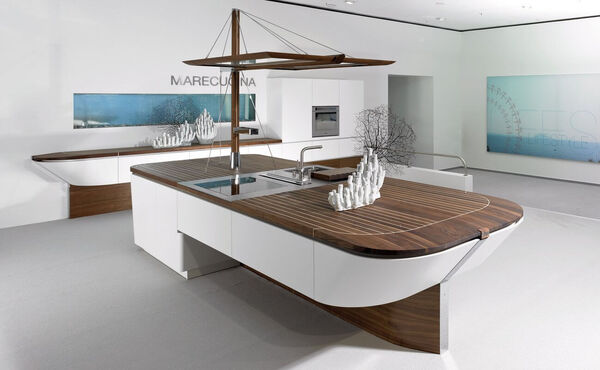 Moderne Designküche in Bootsform mit edler Holzarbeitsplatte und maritimen Elementen.