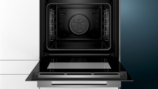 Moderner Einbaubackofen mit geöffneter Tür und Sicht auf den Innenraum und Umluftventilator.